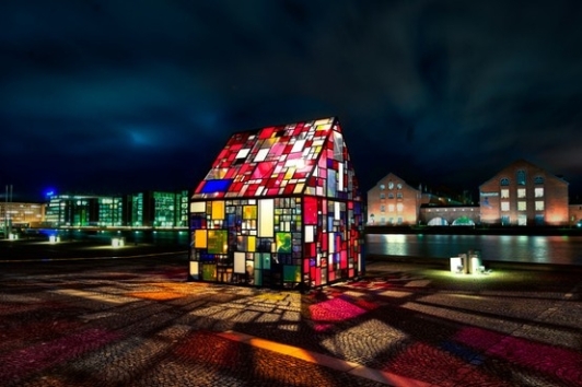 Tom Fruins outdoor sculpture_Kolonihavehus_in the plaza of the Royal Danish Library