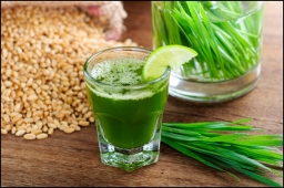 wheat-grass-juice-with-lemon-on-table